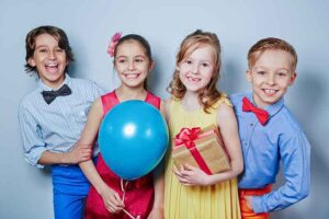 Pentru a te ajuta, am creat ghidul suprem cu 50 de idei de cadouri pentru copii, testate în timp și aprobate de cei mai exigenți critici